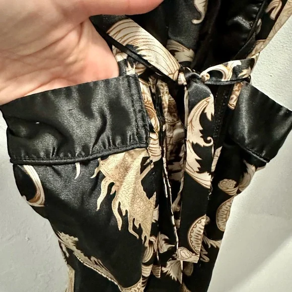 Elegant Black and Gold Unisex Italian Kimono Robe - Picture 5 of 9